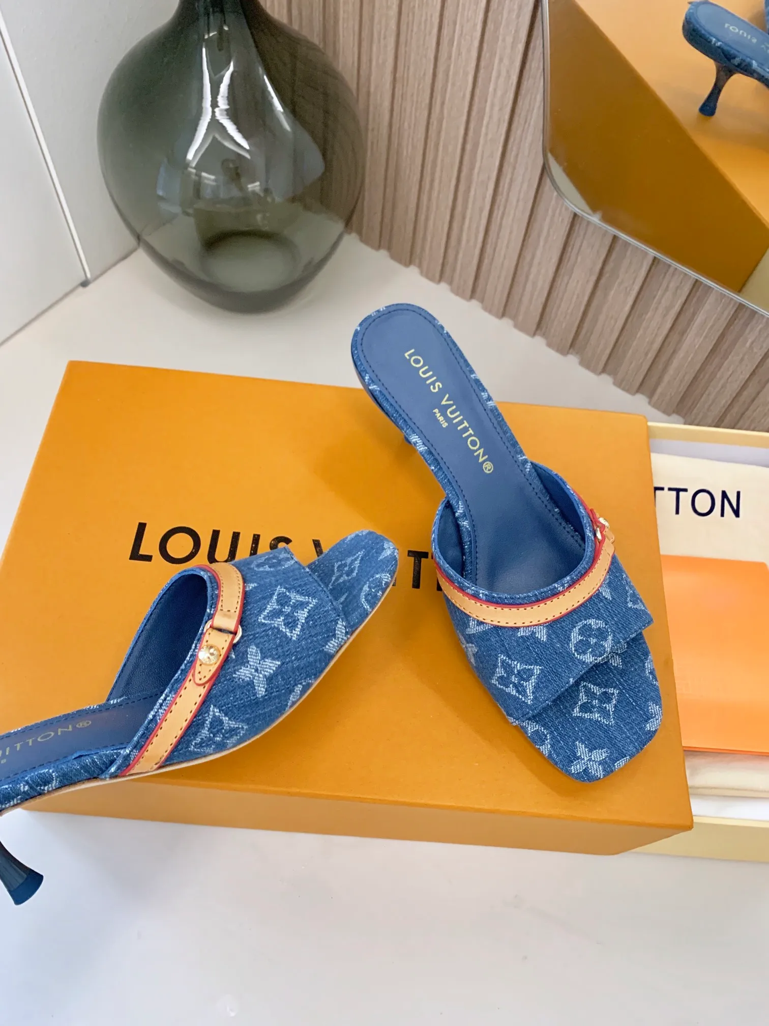 👟👟Ex-factory price 440👟👟 LV ss24 new arrival～Spring and summer single cat heels. The brown leather with tannin color is so brilliant! The perfect kitten heel, which is just right, is high-end, classic, sexy and comfortable, and it has full marks for summer shoes 💯 It is a must-have item to match! Material: Denim➕Cow leather Lining: Full sheepskin for foot pads Outsole: Genuine leather outsole Shoe size: 34-40